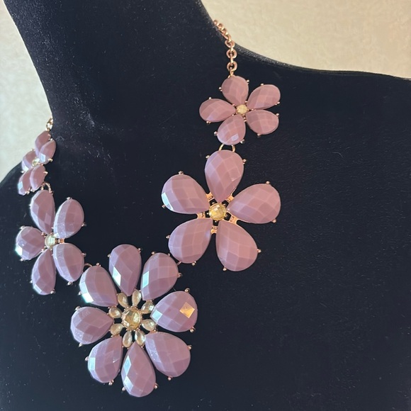 Elegant Floral Statement Necklace in Purple and Gold - Picture 4 of 6